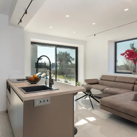 فيلة Trinity Luxury *
